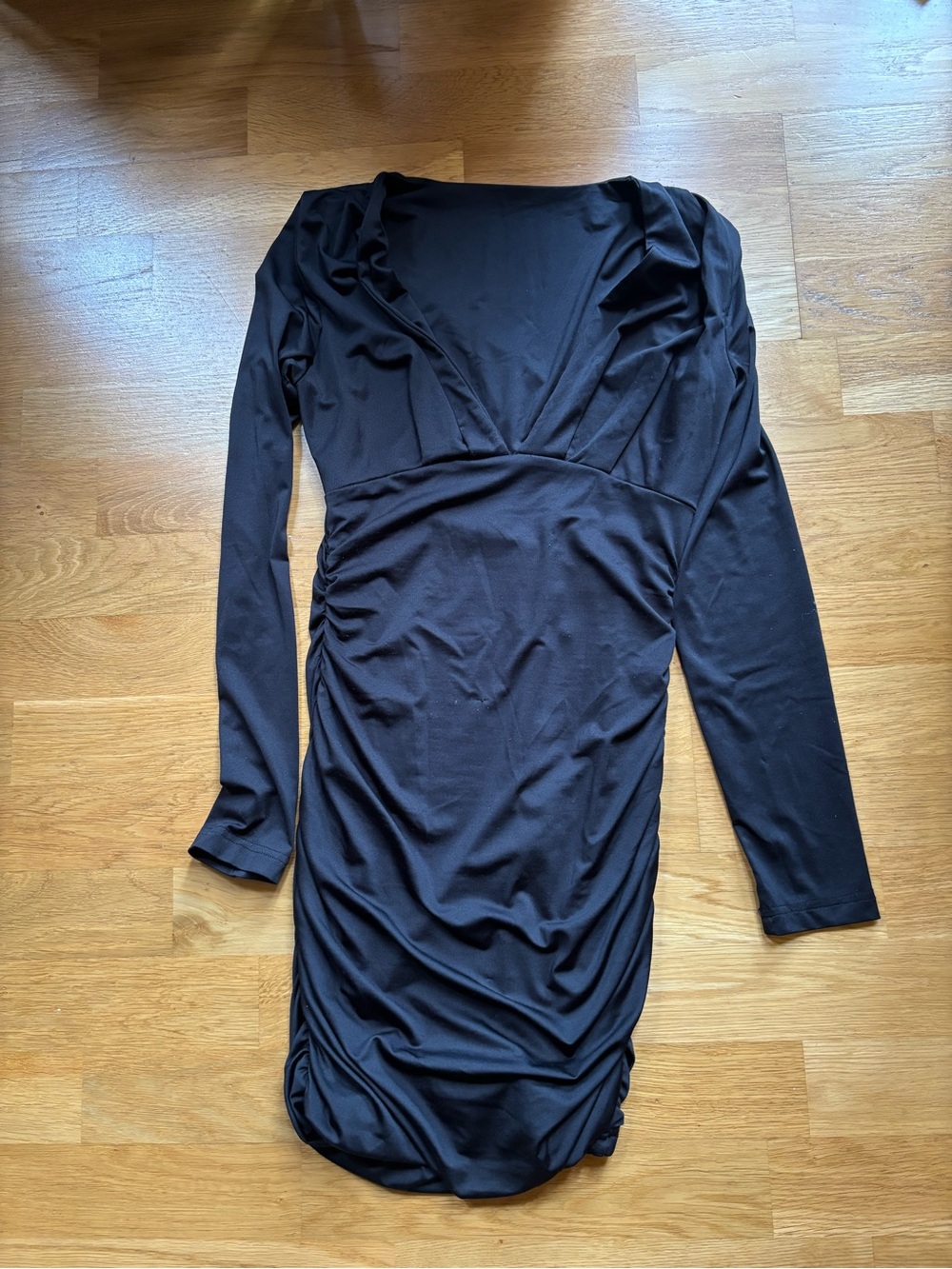 Women's Black Long-Sleeve V-Neck Ruched Dress